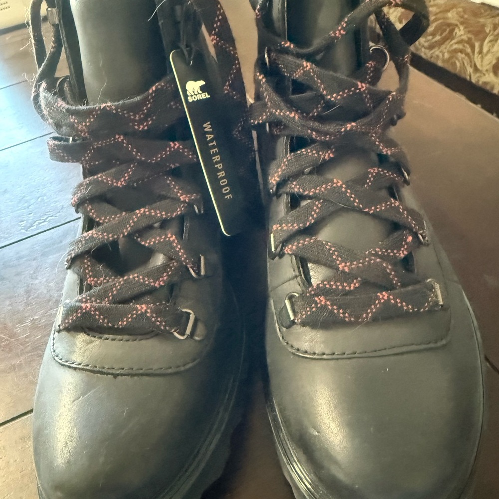 Sorel Woman’s Black Lace-Up hiking boots